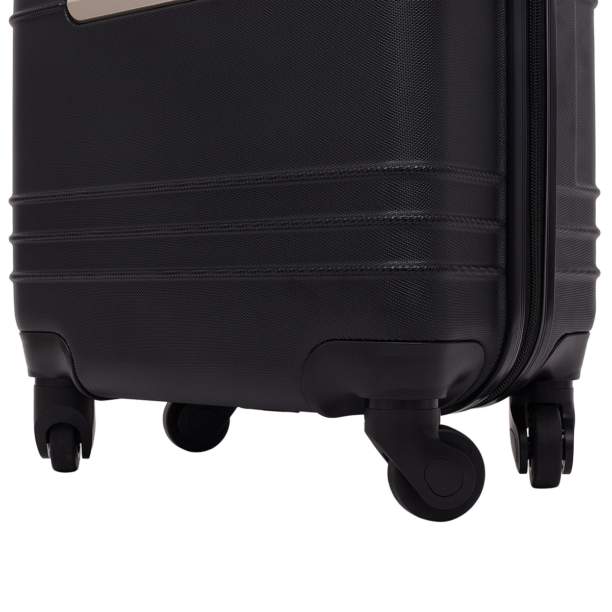 Travelers Club 22" Richmond Spinner Carry-on Luggage